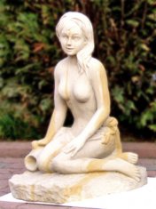 Rzeźba kobiety z dzbankiem